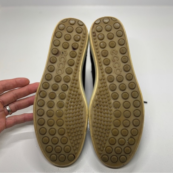 Ecco Black and White Leather Sneakers with Sleek Design - Picture 7 of 9